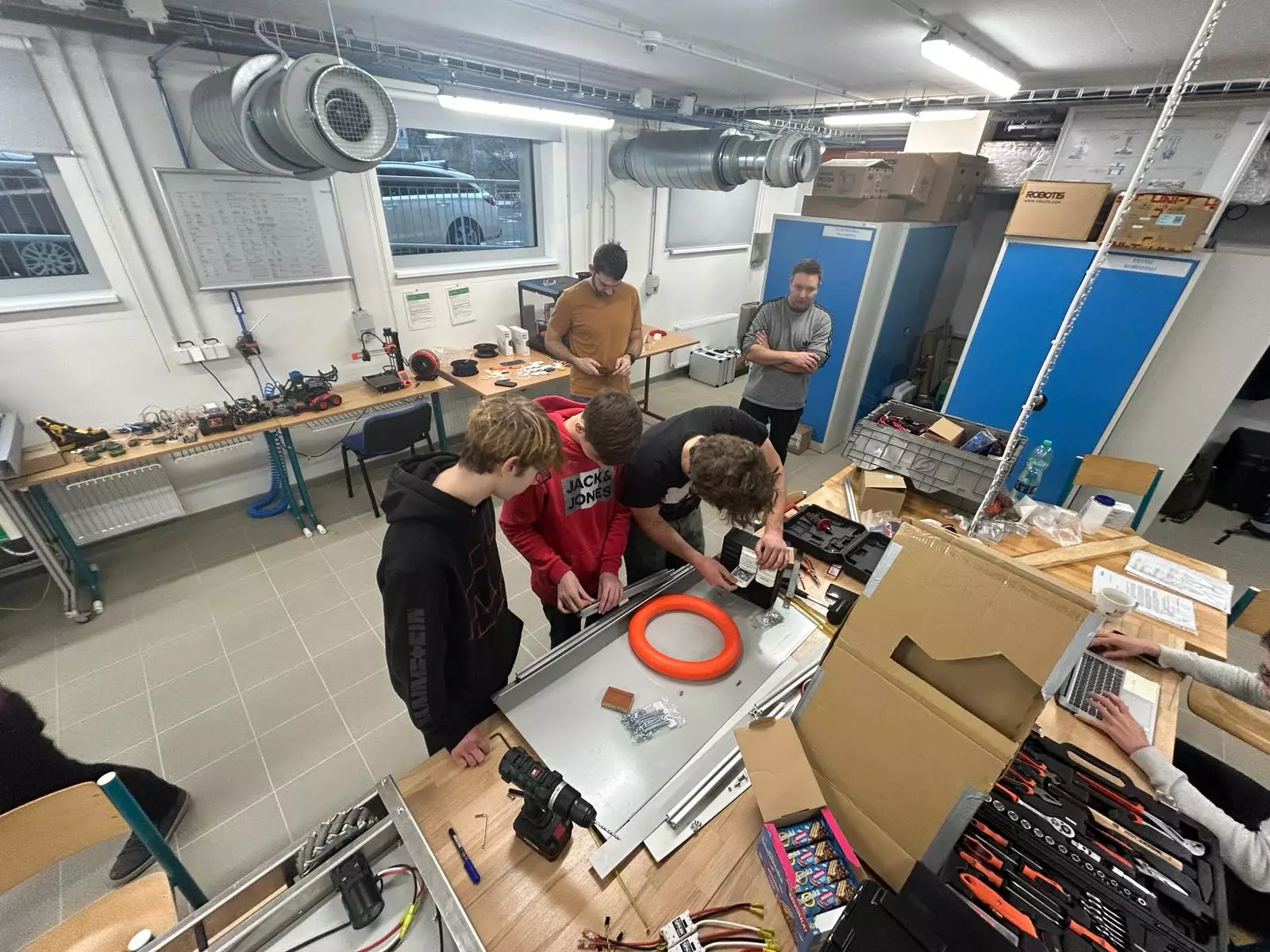 CO NEBO KDO STOJÍ ZA TÝMEM ROBUL Z ÚSTÍ NAD LABEM